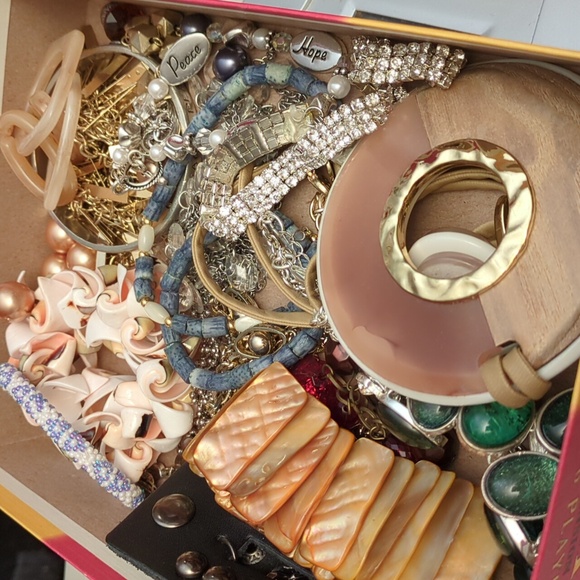 SOLD Bag 6AI - Mixed Wearable Jewelry And Craft Pieces, Many Bracelets 622g - Picture 8 of 9